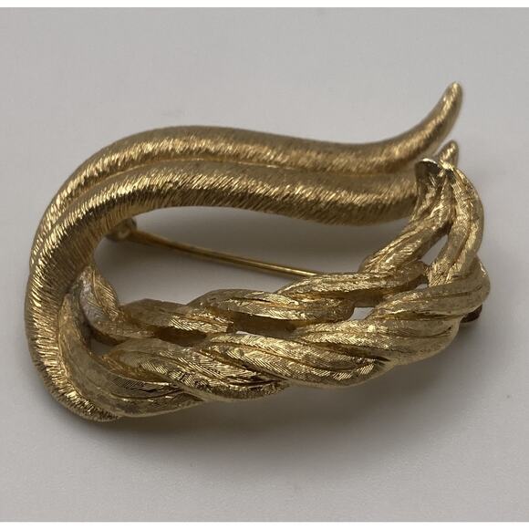 Vintage Monet Brushed Gold Tone Modernist Twisted Leaf Costume Brooch - Picture 1 of 12